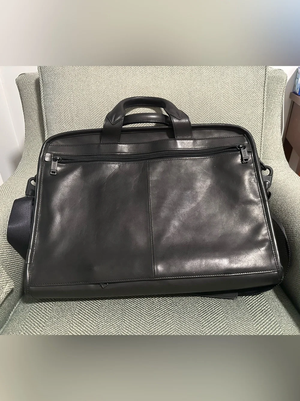 Tumi Black Leather Business Briefcase with Shoulder Strap